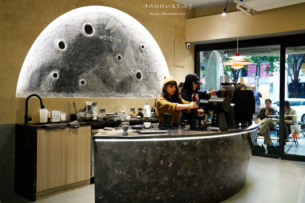 新莊美食「M&eacute;t&eacute;ore Labo」新莊宇宙月球咖啡廳，千層派跟聖多諾黑很強(菜單價位) @海綿飽飽的鳳梨城堡