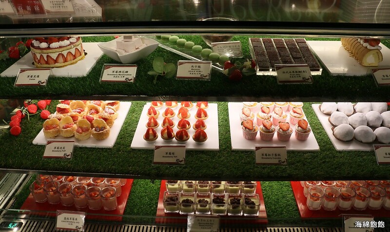 台北buffet吃到飽『凱撒大飯店Checkers自助式餐廳』2020草莓季推出13款草莓甜點、草莓披薩、草莓咖啡、牛排、螃蟹、生啤酒、紅白酒吃到飽！(台北車站) @海綿飽飽的鳳梨城堡