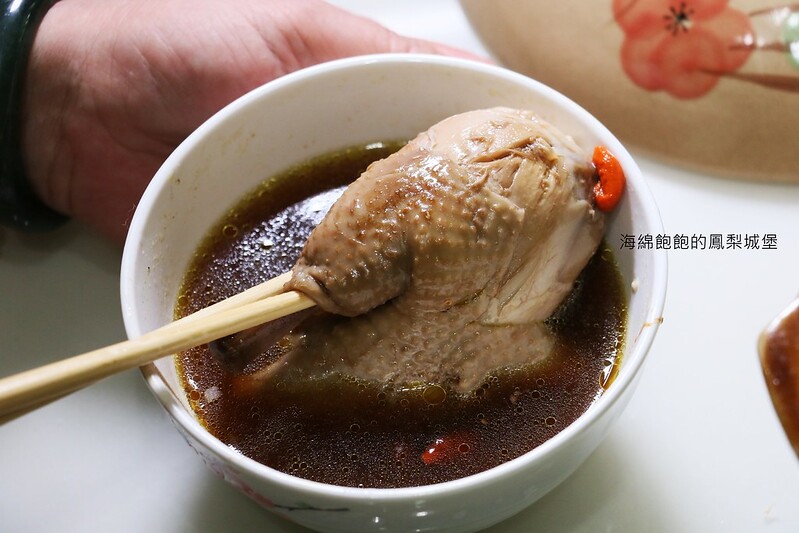 宅配雞湯推薦『台灣土雞王』像媽媽燉的美味何首烏雞湯，加熱即食超方便，宅配送到家！居家防疫好夥伴！ @海綿飽飽的鳳梨城堡