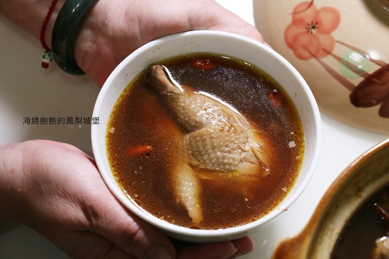 宅配雞湯推薦『台灣土雞王』像媽媽燉的美味何首烏雞湯，加熱即食超方便，宅配送到家！居家防疫好夥伴！ @海綿飽飽的鳳梨城堡
