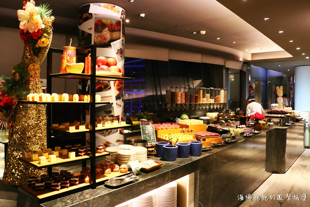 MEGA50/50樓Cafe 自助吃到飽餐廳｜期間限定日本A5和牛握壽司、草莓甜點吃到飽，參考價位及營業時間(捷運板橋站) @海綿飽飽的鳳梨城堡