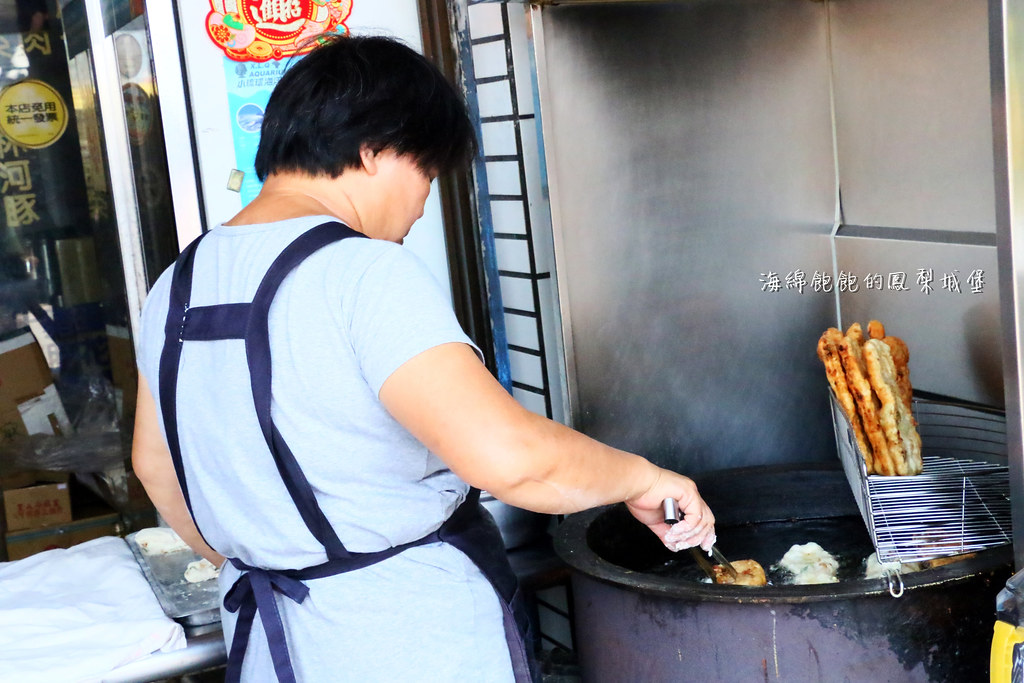 小琉球必吃銅板美食「老李蔥油餅」每天只賣4小時、加蛋加辣更好吃、菜單價位 @海綿飽飽的鳳梨城堡