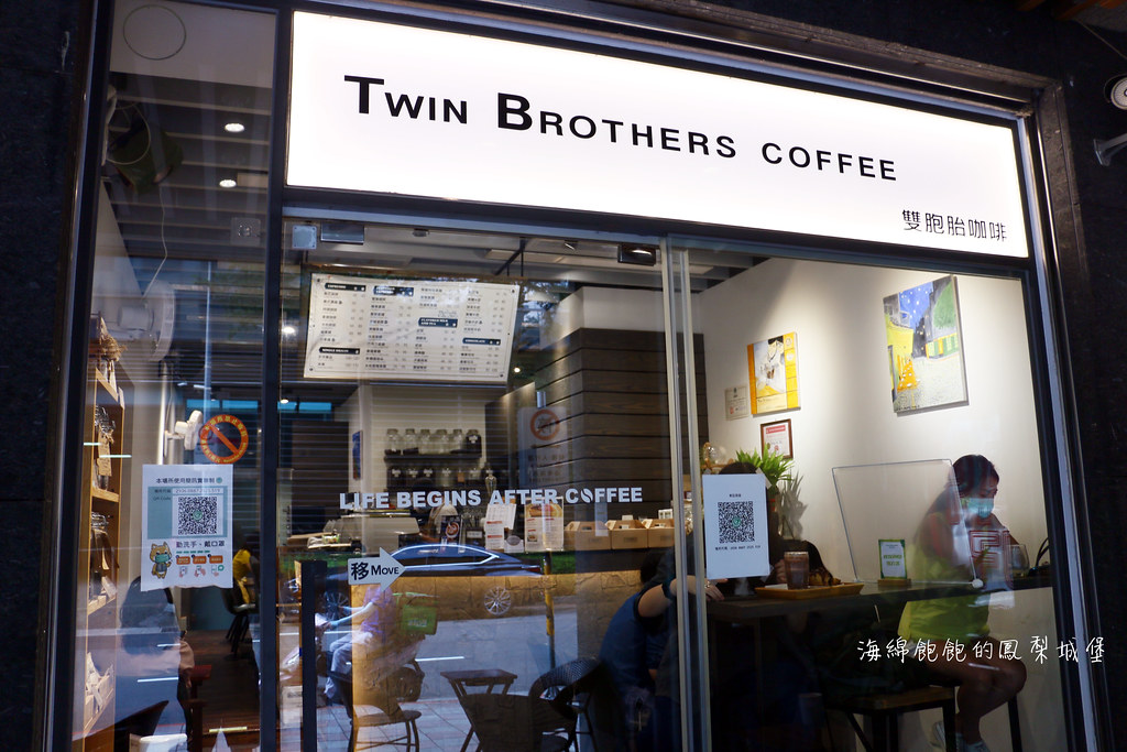 台北車站咖啡廳「Twin Brothers Coffee」google評價超過1300則4.7顆星的限量肉桂捲 @海綿飽飽的鳳梨城堡