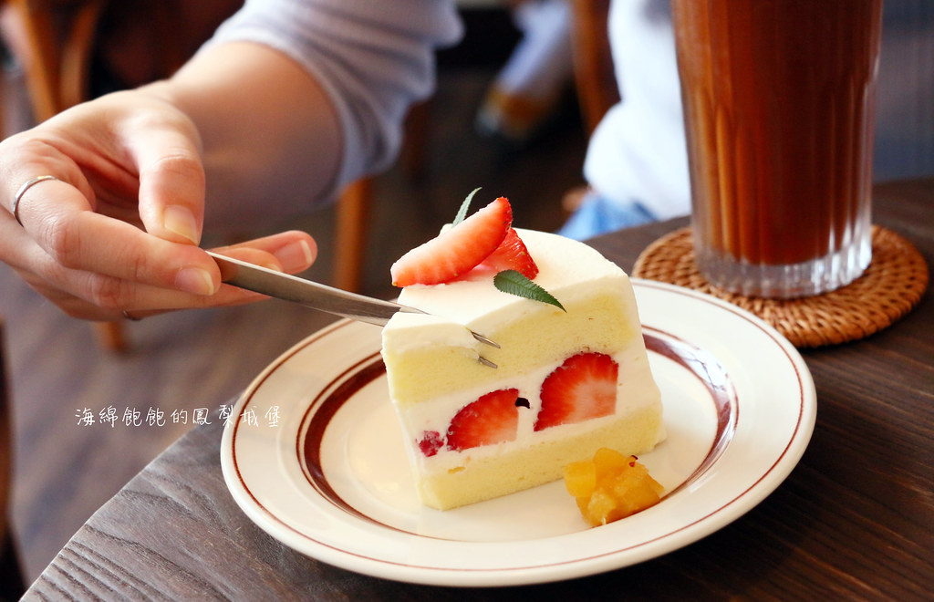 桃園甜點推薦「佳樂精緻蛋糕專賣店」2000則Google4.3星好評的草莓波士頓派一片只要85元 @海綿飽飽的鳳梨城堡