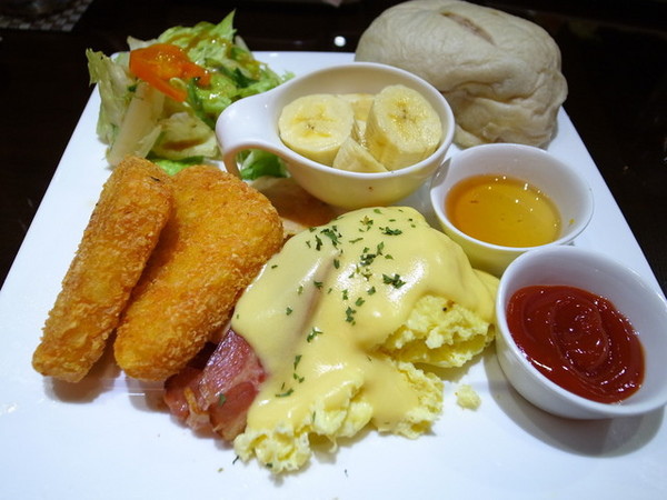 新北。板橋～讓人看了眼睛發亮的超澎湃早午餐、鬆餅~Birkin Waffle cafe（近捷運新埔站） @海綿飽飽的鳳梨城堡