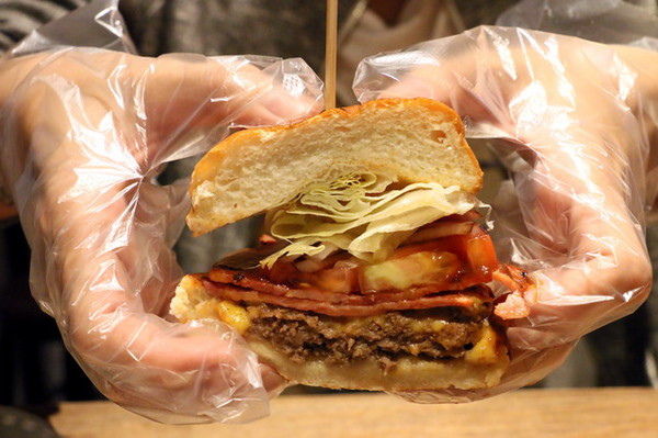 【台北|大安】TAKE OUT-純手工漢堡-美式工業風-精緻甜點-免費WIFI及插座-臨江街夜市旁(捷運六張犁站) @海綿飽飽的鳳梨城堡
